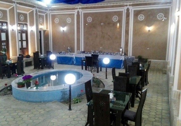 رستوران اقامتگاه بومگردی نقره یزد